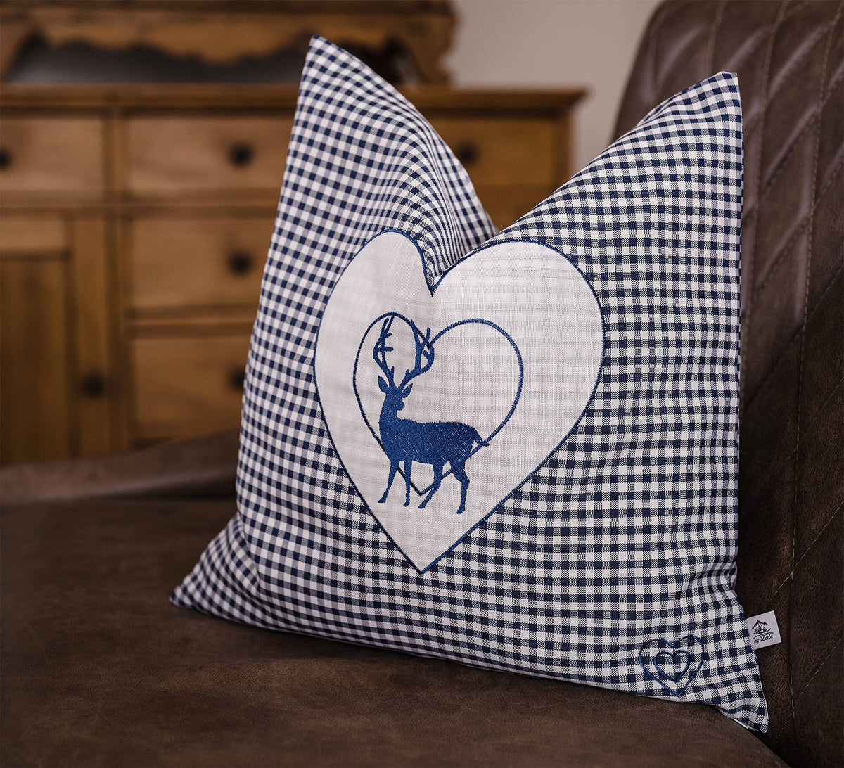 Zirbenkissen Bestickt mit Hirsch und Herz blau karriert Größe 40x40 cm befüllt mit Zirbenflocken aus Zirbenholz