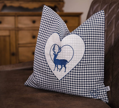 Zirbenkissen Bestickt mit Hirsch und Herz blau karriert Größe 40x40 cm befüllt mit Zirbenflocken aus Zirbenholz