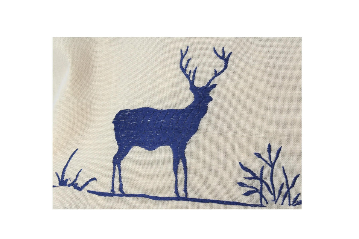 Zirbenkissen blau kariert mit Hirsch Stickerei befüllt mit Zirbenflocken aus 100% Alpen Zirbenholz Größe 40x40 cm