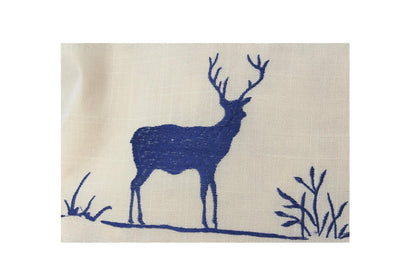 Zirbenkissen blau kariert mit Hirsch Stickerei befüllt mit Zirbenflocken aus 100% Alpen Zirbenholz Größe 40x40 cm