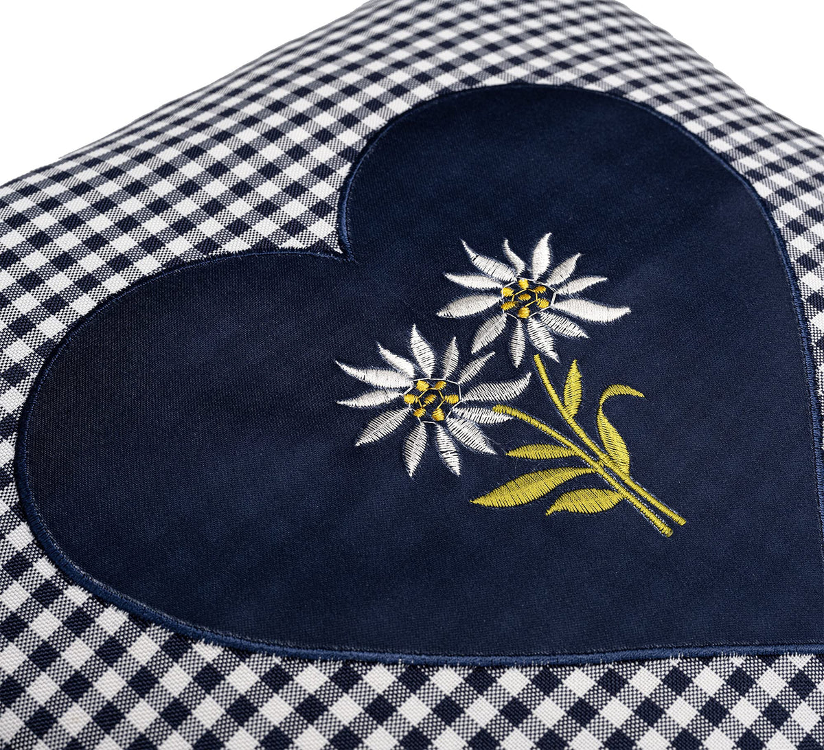 Zirbenkissen Bestickt mit Herz und Edelweiss blau karriert Größe 40x40 cm befüllt mit Zirbenflocken aus Zirbenholz in extra Inlett