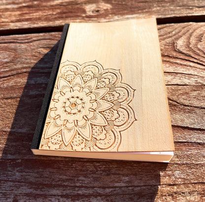 Notizbuch Holz A5 - graviert Mandala - Echtholz Notebook zum Reinschreiben Zirbenholz Holzeinband Holzcover
