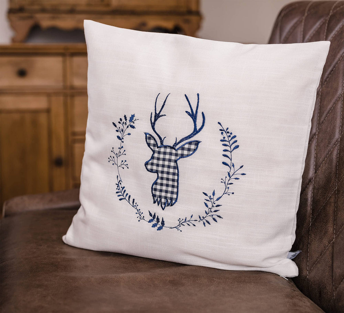 Zirbenkissen beige Bestickt mit Hirsch Größe 40x40 cm befüllt mit Zirbenflocken aus Zirbenholz