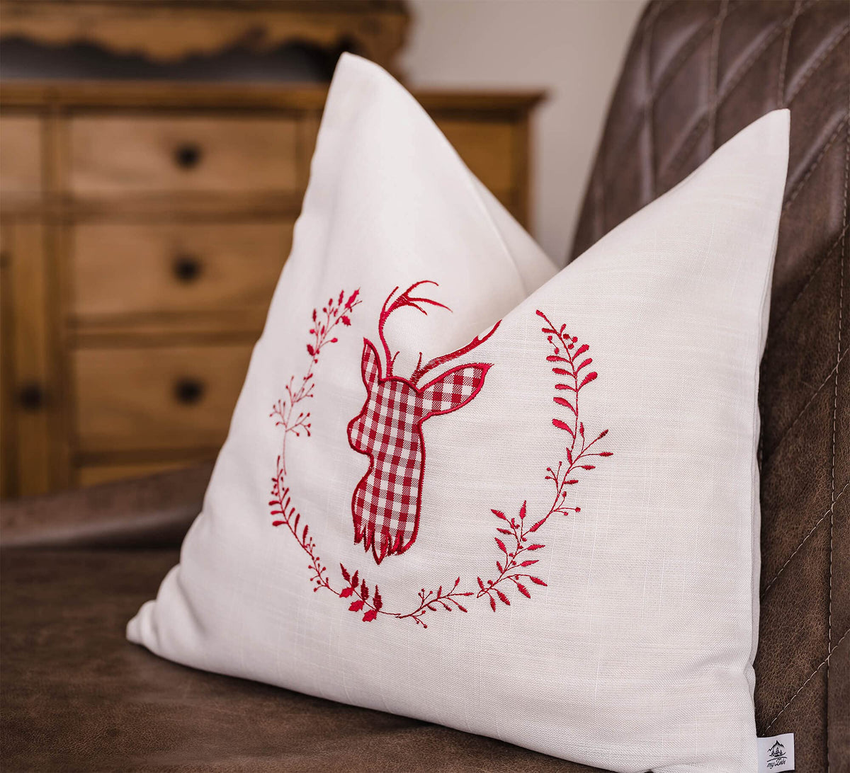 Zirbenkissen beige Bestickt mit Hirsch Größe 40x40 cm befüllt mit Zirbenflocken aus Zirbenholz