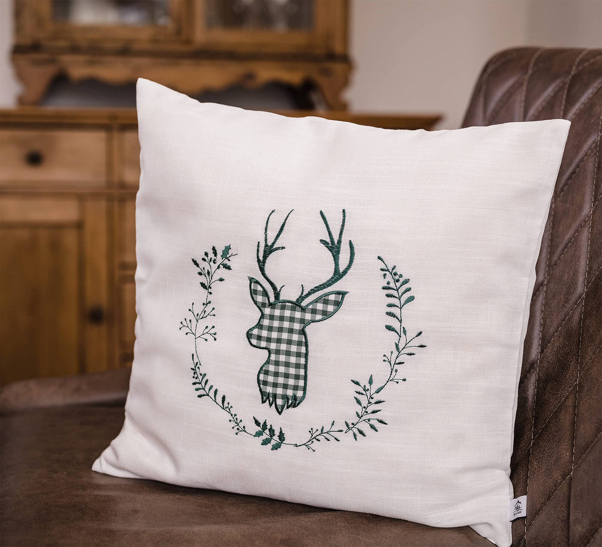 Zirbenkissen beige Bestickt mit Hirsch Größe 40x40 cm befüllt mit Zirbenflocken aus Zirbenholz