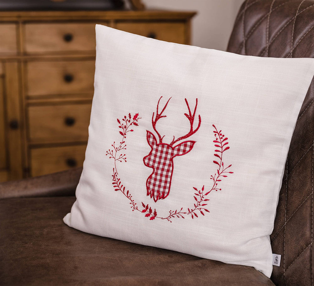 Zirbenkissen beige Bestickt mit Hirsch Größe 40x40 cm befüllt mit Zirbenflocken aus Zirbenholz