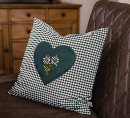 Zirbenkissen Bestickt mit Herz und Edelweiss grün karriert Größe 40x40 cm befüllt mit Zirbenflocken aus Zirbenholz