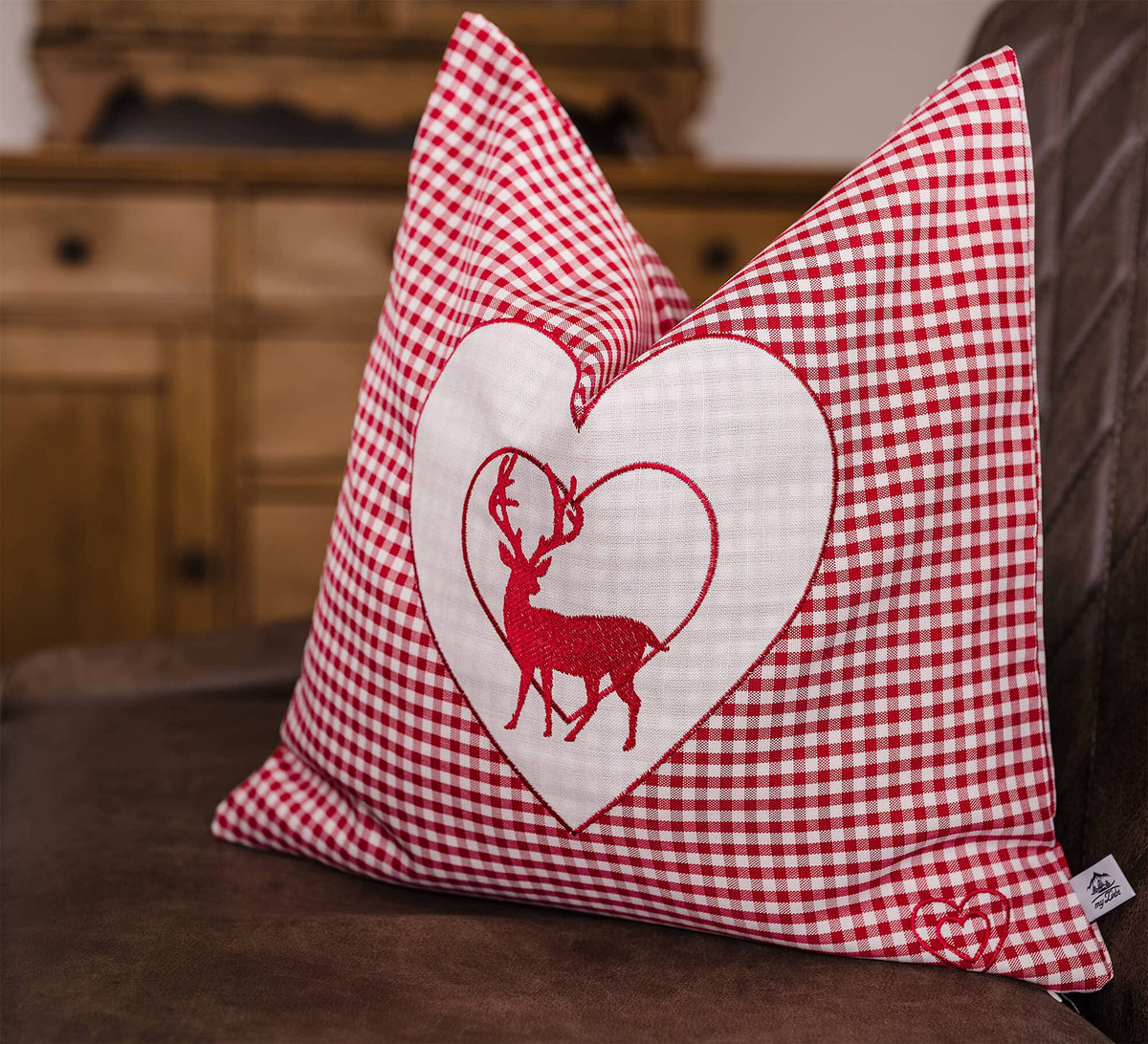 Zirbenkissen Bestickt mit Hirsch und Herz rot karriert Größe 40x40 cm befüllt mit Zirbenflocken aus Zirbenholz