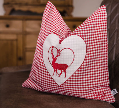 Zirbenkissen Bestickt mit Hirsch und Herz rot karriert Größe 40x40 cm befüllt mit Zirbenflocken aus Zirbenholz