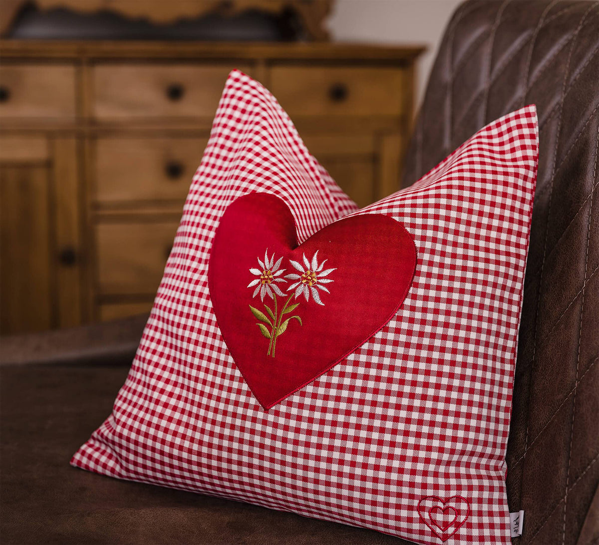 Zirbenkissen Bestickt mit Herz und Edelweiss rot karriert Größe 40x40 cm befüllt mit Zirbenflocken aus Zirbenholz