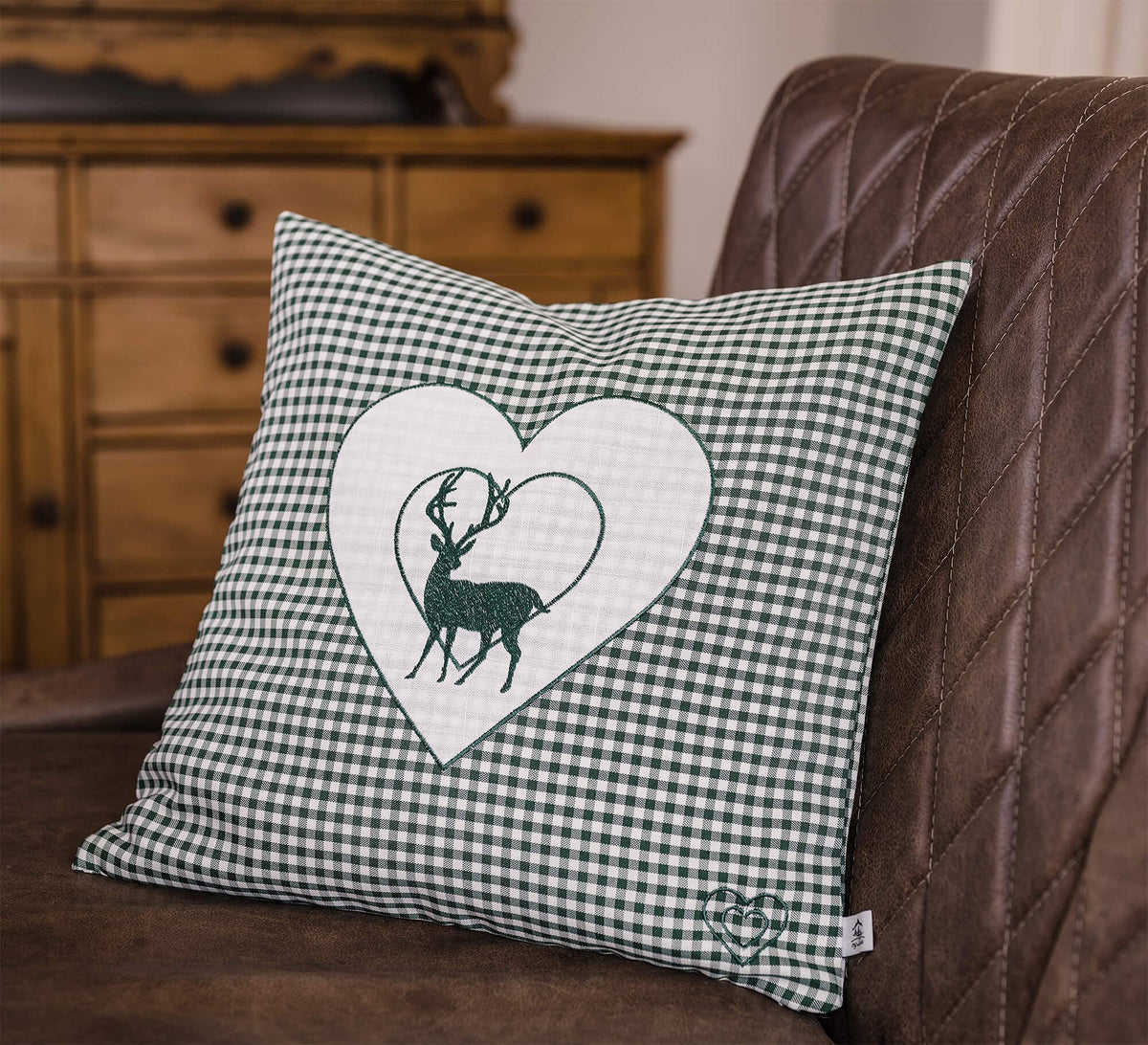 Zirbenkissen Bestickt mit Hirsch und Herz grün karriert Größe 40x40 cm befüllt mit Zirbenflocken aus Zirbenholz