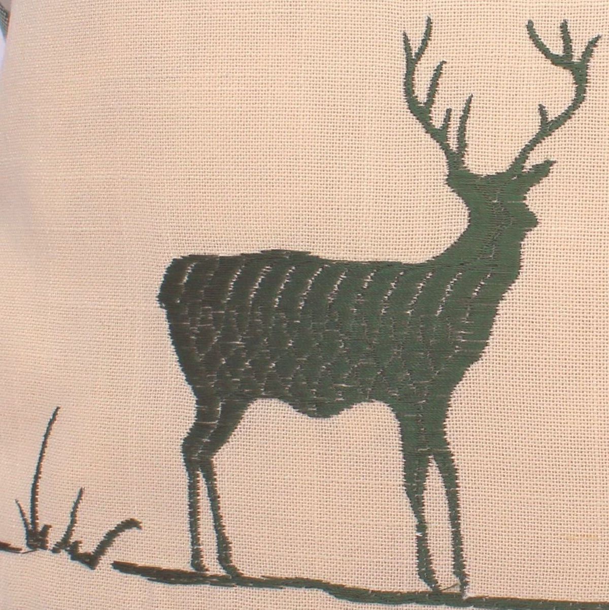Zirbenkissen grün kariert mit Hirsch Stickerei befüllt mit Zirbenflocken aus Zirbenholz Größe 40x40 cm
