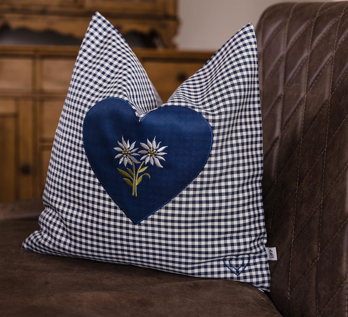 Zirbenkissen Bestickt mit Herz und Edelweiss blau karriert Größe 40x40 cm befüllt mit Zirbenflocken aus Zirbenholz in extra Inlett