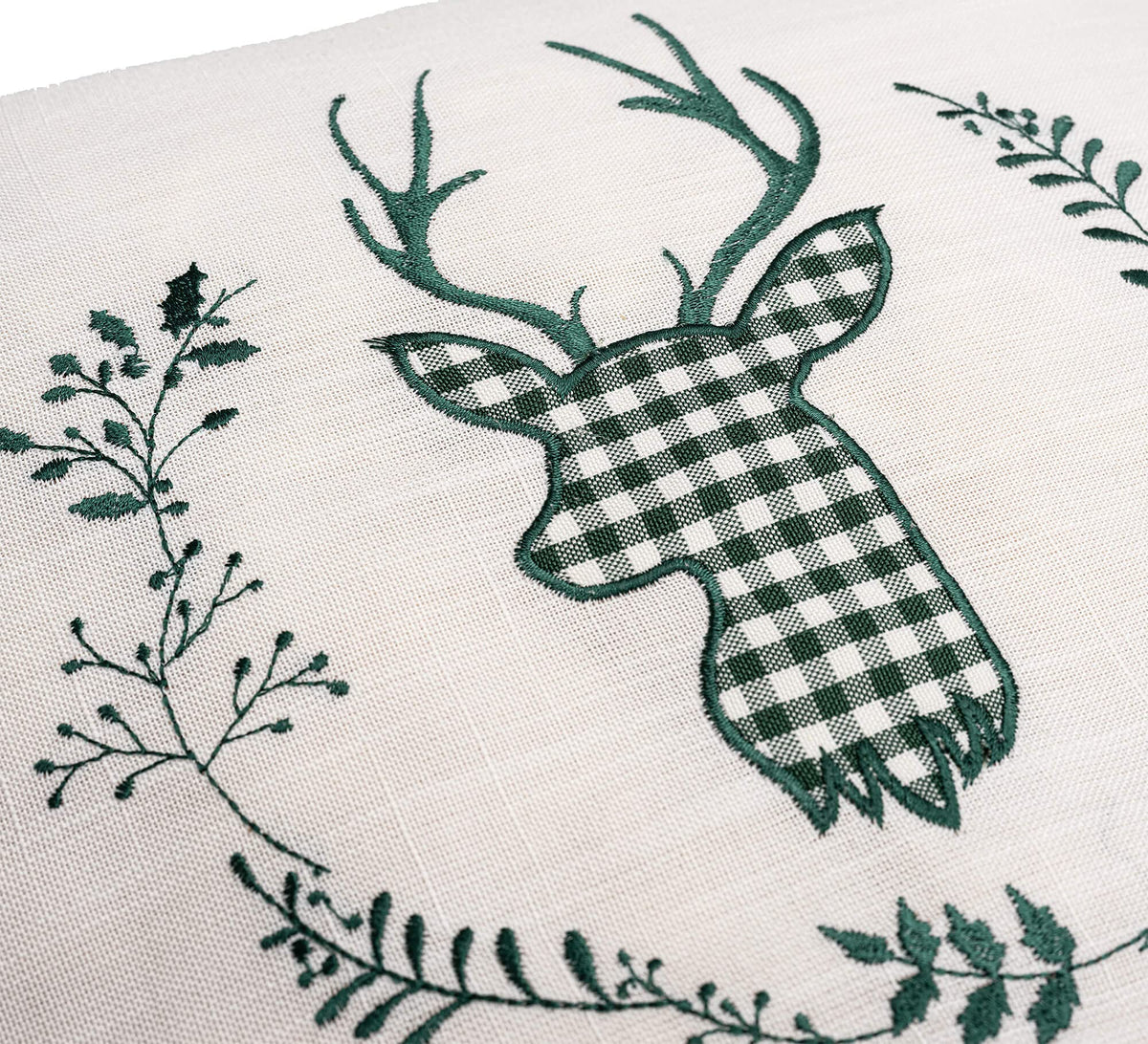 Zirbenkissen beige Bestickt mit Hirsch Größe 40x40 cm befüllt mit Zirbenflocken aus Zirbenholz