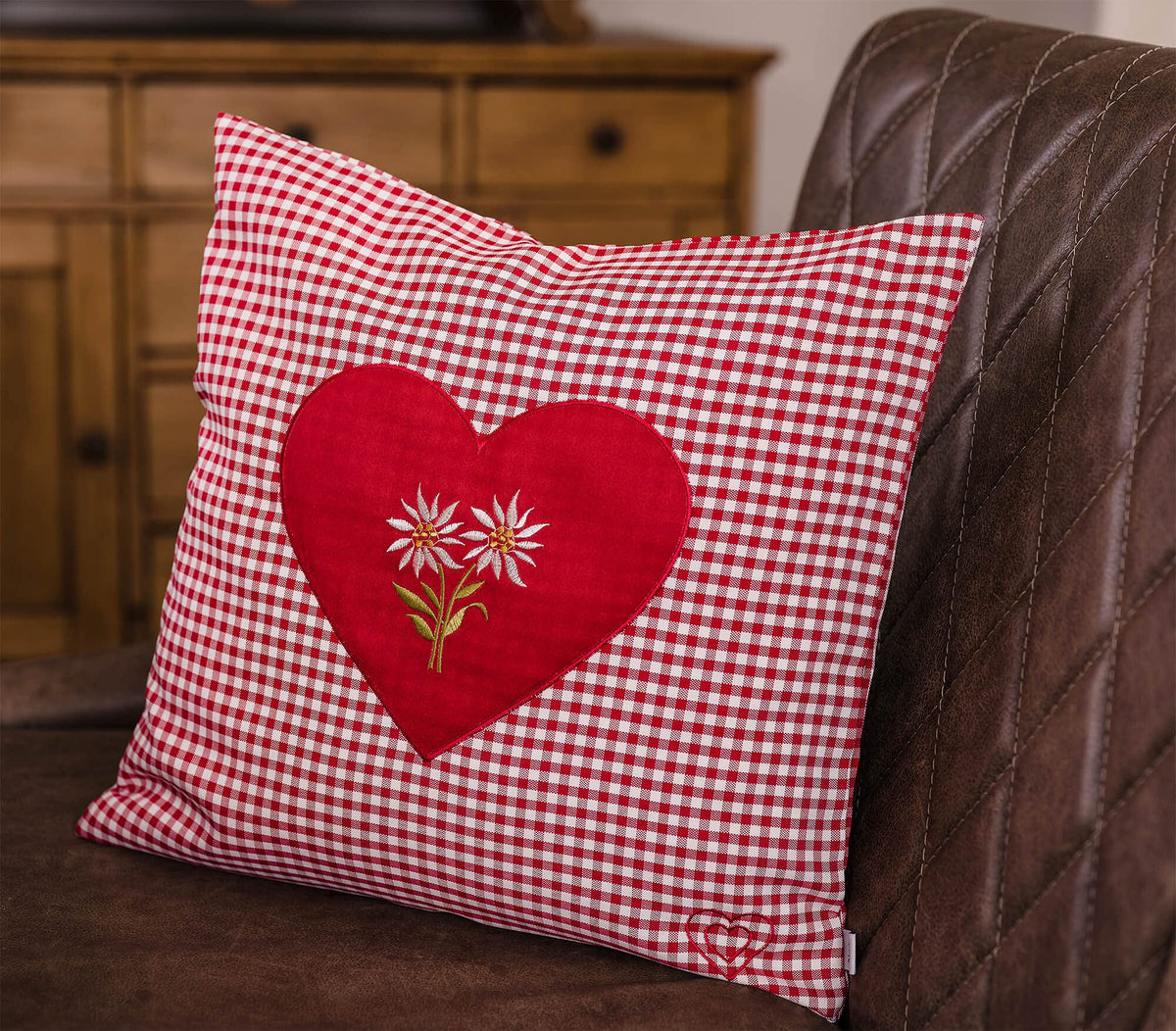 Zirbenkissen Bestickt mit Herz und Edelweiss rot karriert Größe 40x40 cm befüllt mit Zirbenflocken aus Zirbenholz