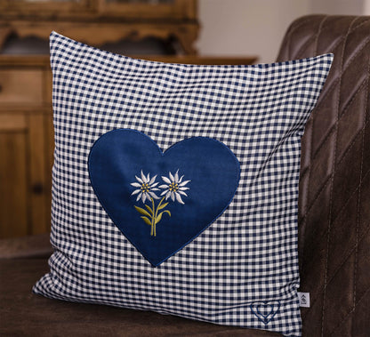Zirbenkissen Bestickt mit Herz und Edelweiss blau karriert Größe 40x40 cm befüllt mit Zirbenflocken aus Zirbenholz in extra Inlett
