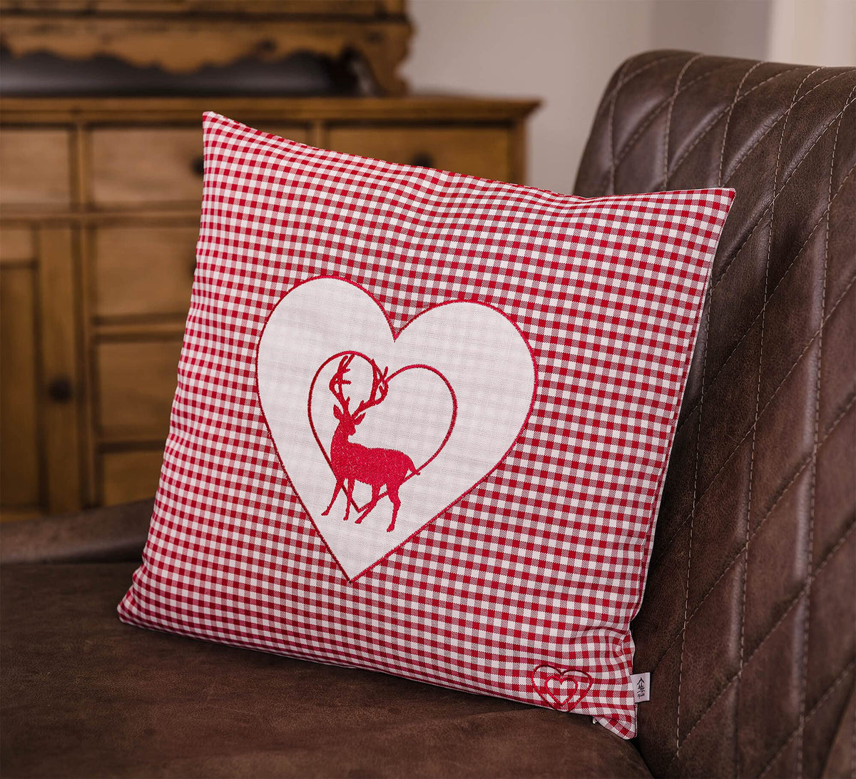 Zirbenkissen Bestickt mit Hirsch und Herz rot karriert Größe 40x40 cm befüllt mit Zirbenflocken aus Zirbenholz