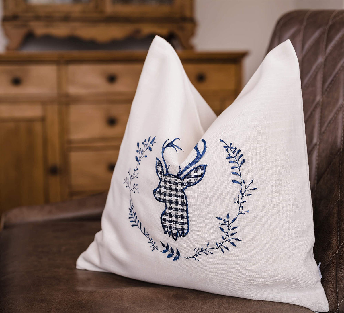 Zirbenkissen beige Bestickt mit Hirsch Größe 40x40 cm befüllt mit Zirbenflocken aus Zirbenholz