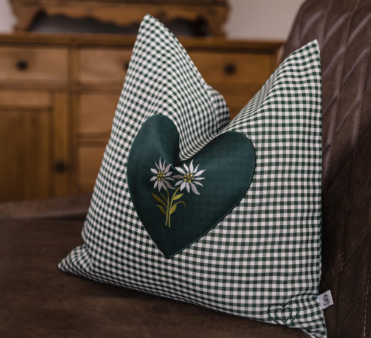 Zirbenkissen Bestickt mit Herz und Edelweiss grün karriert Größe 40x40 cm befüllt mit Zirbenflocken aus Zirbenholz