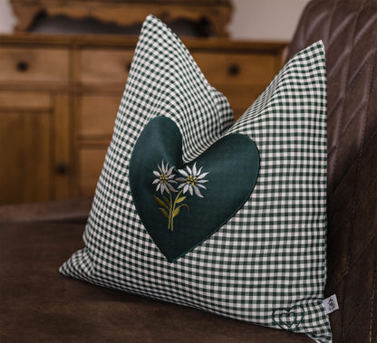 Zirbenkissen Bestickt mit Herz und Edelweiss grün karriert Größe 40x40 cm befüllt mit Zirbenflocken aus Zirbenholz