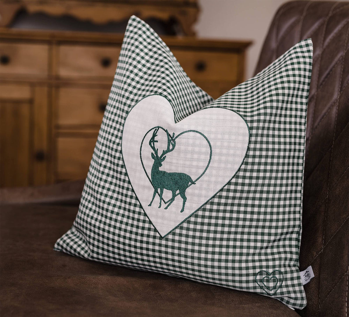 Zirbenkissen Bestickt mit Hirsch und Herz grün karriert Größe 40x40 cm befüllt mit Zirbenflocken aus Zirbenholz